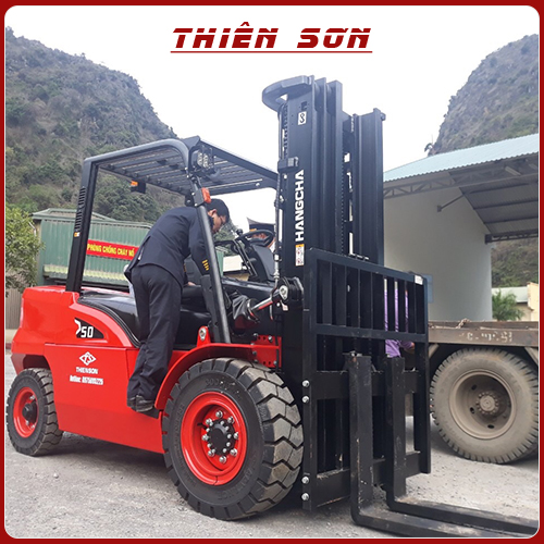 5.0 吨 柴 油 叉 车